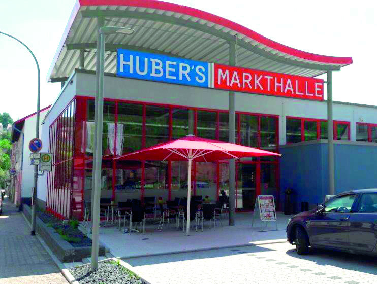 Terrasse von Leo’s Bistro an Huber’s Markthalle