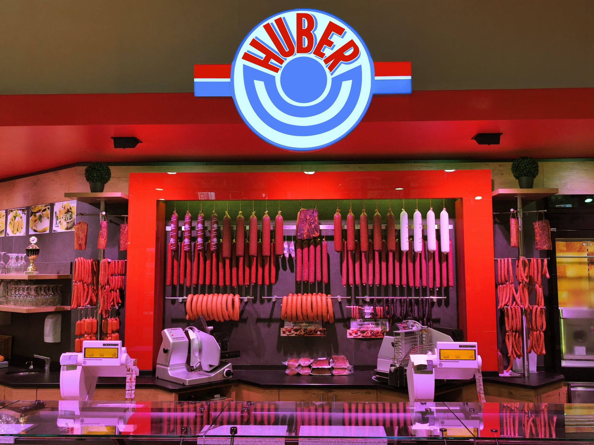 Die Fleisch- und Wursttheke der Metzgerei Huber